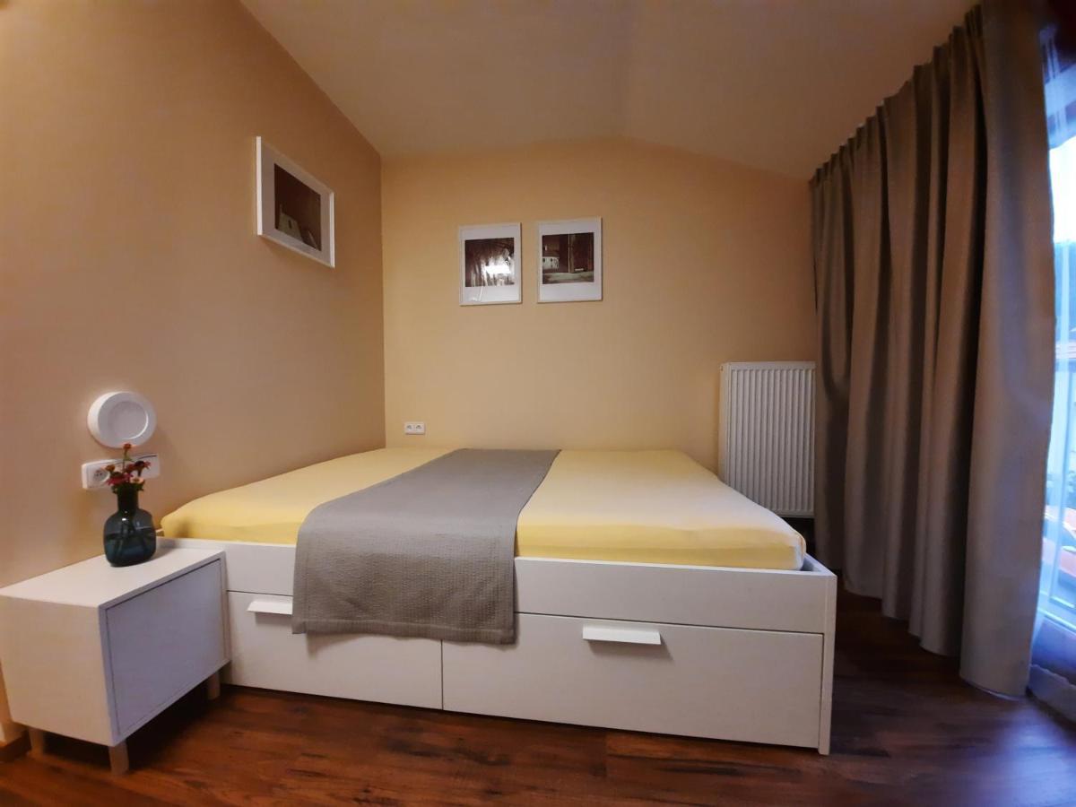 Penzion Zahrada Nad Rekou, Restaurace A Kavarna - Parkovani Gratis Zlatá Koruna Exterior foto