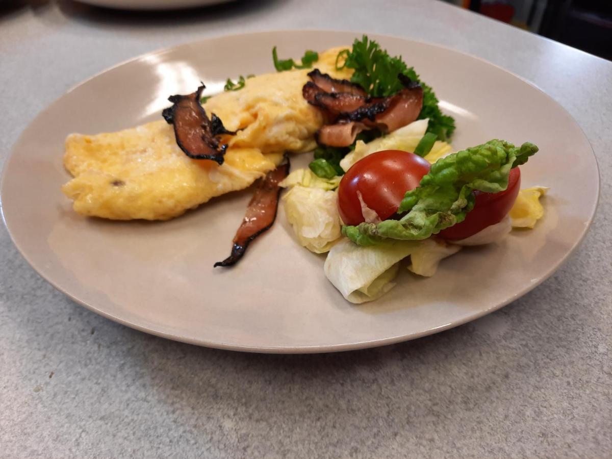 Penzion Zahrada Nad Rekou, Restaurace A Kavarna - Parkovani Gratis Zlatá Koruna Exterior foto