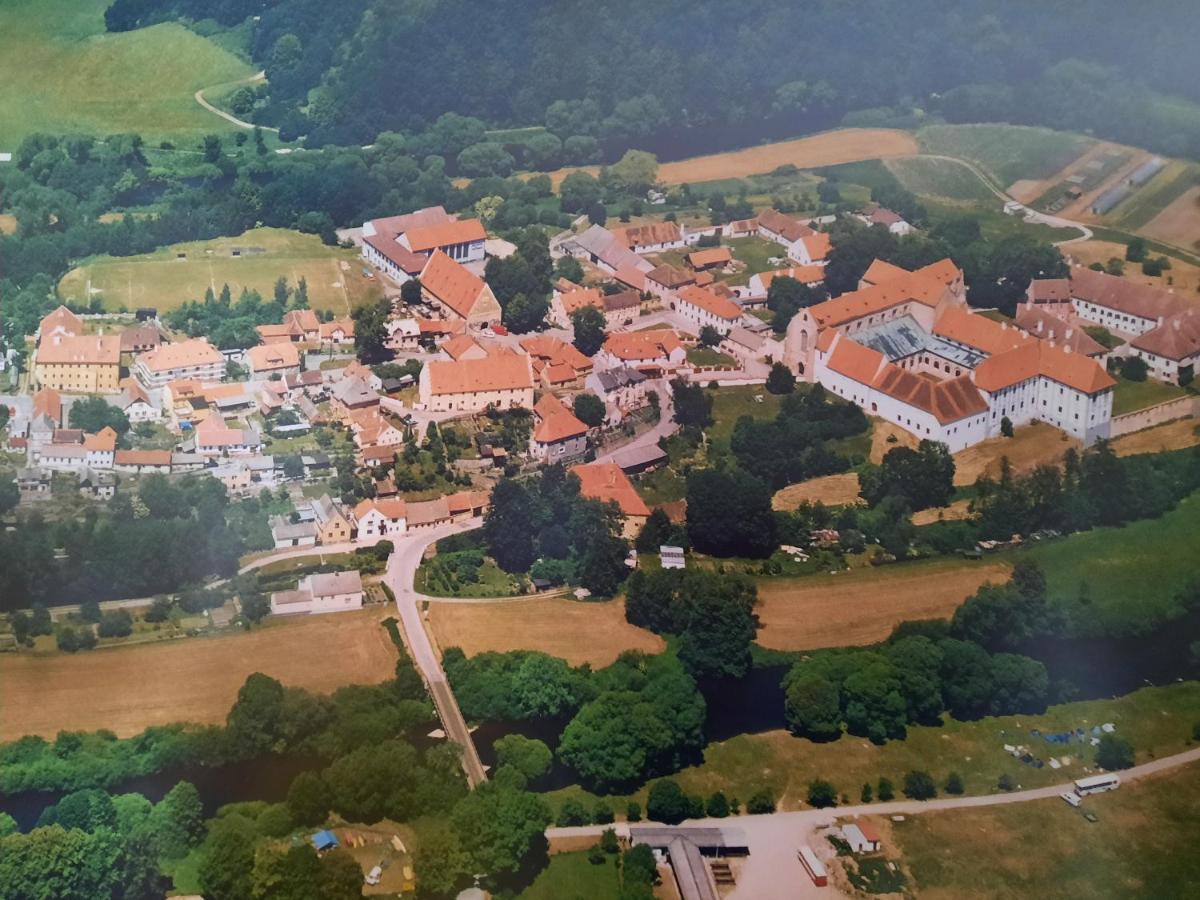 Penzion Zahrada Nad Rekou, Restaurace A Kavarna - Parkovani Gratis Zlatá Koruna Exterior foto