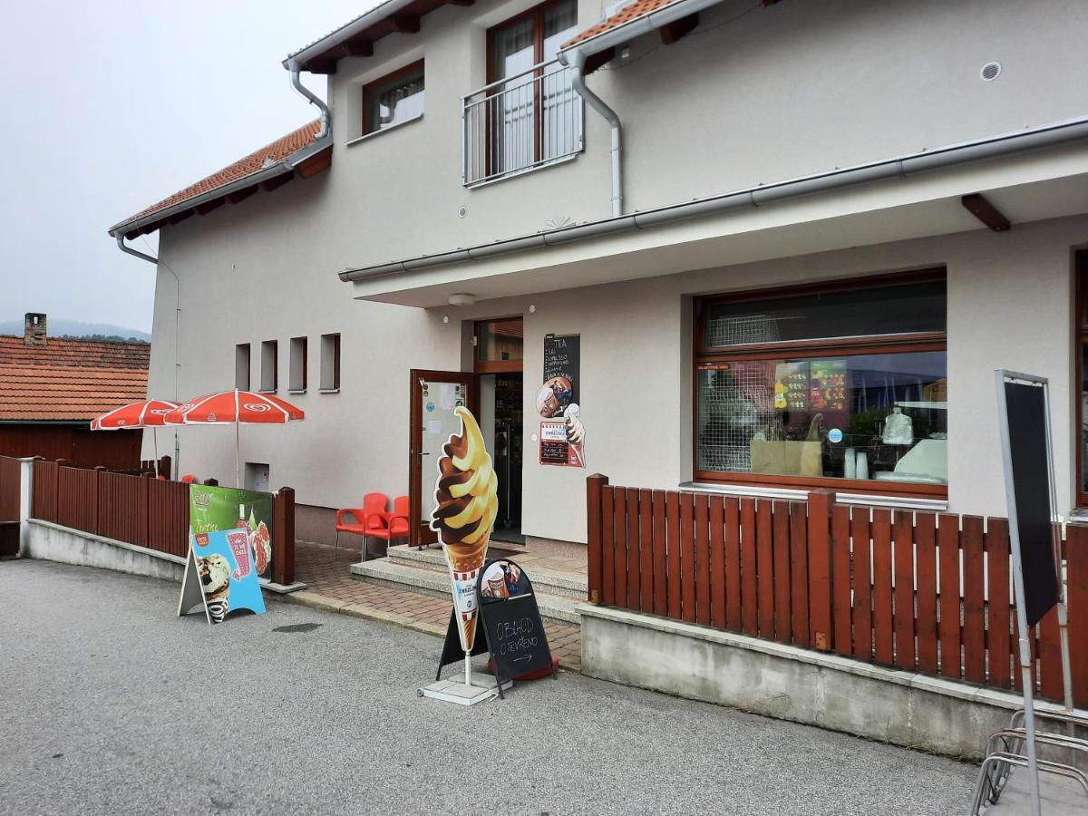 Penzion Zahrada Nad Rekou, Restaurace A Kavarna - Parkovani Gratis Zlatá Koruna Exterior foto