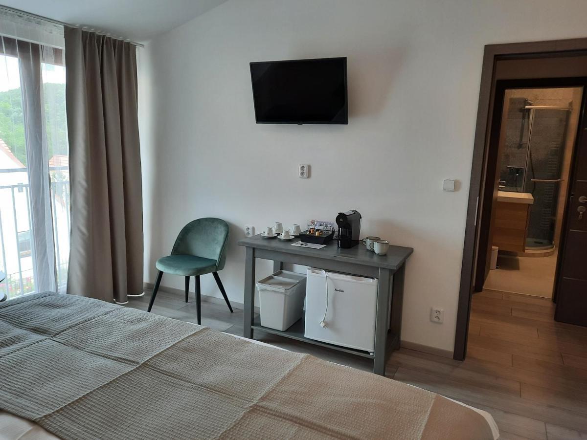 Penzion Zahrada Nad Rekou, Restaurace A Kavarna - Parkovani Gratis Zlatá Koruna Exterior foto