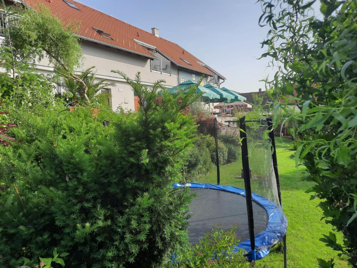 Penzion Zahrada Nad Rekou, Restaurace A Kavarna - Parkovani Gratis Zlatá Koruna Exterior foto