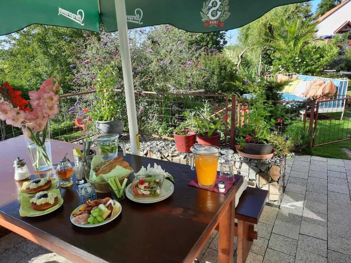 Penzion Zahrada Nad Rekou, Restaurace A Kavarna - Parkovani Gratis Zlatá Koruna Exterior foto