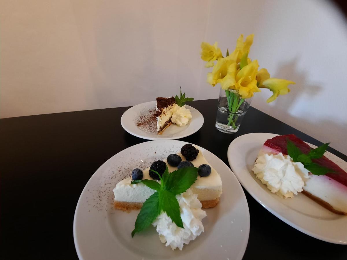 Penzion Zahrada Nad Rekou, Restaurace A Kavarna - Parkovani Gratis Zlatá Koruna Exterior foto